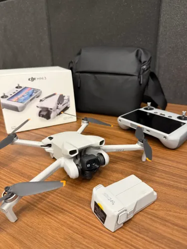 Drone profissional Dji Mini 3 controle com Tela, 2 baterias e bolsa.