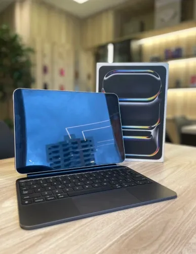 iPad Pro M4 11 Polegadas Prata 256GB com Magic Keyboard - Seminovo