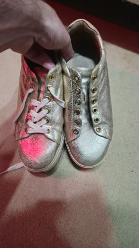 Tenis Arezzo dourado