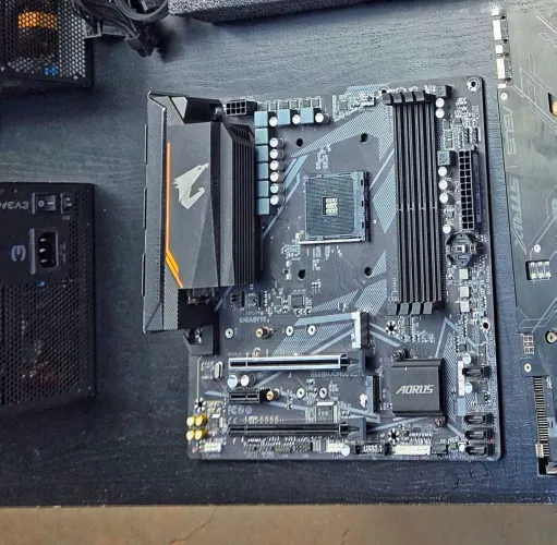 Aorus Elite B550m, defeito 
