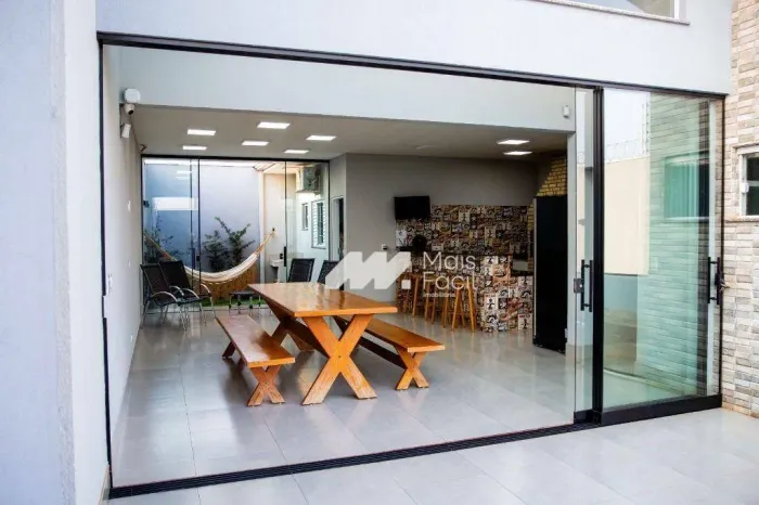 Casa com 3 dormitórios para alugar, 84 m² por R$ 3.000,00/mês - Jardim Barcelona - Maringá