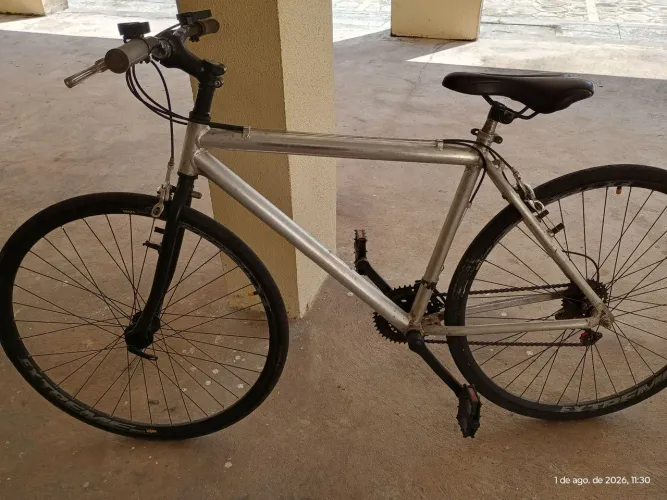 Vende-se bicicleta de alumínio.