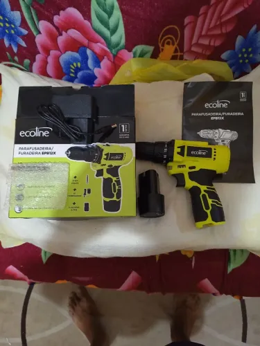 Vende se uma parafusadeira nova na caixa 