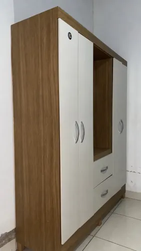 Guarda-Roupa com Espelho e 4 Portas