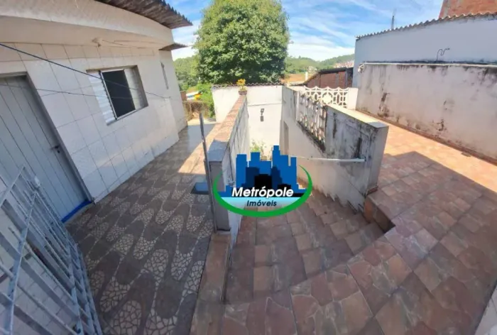 Excelente casa com 4 dormitórios na Avenida Silvestre Pires de Freitas!!