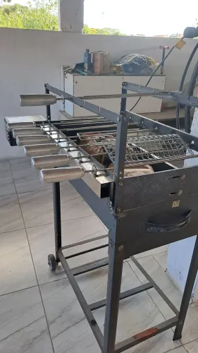 Churrasqueira a Carvão com espetos giratório elétrico