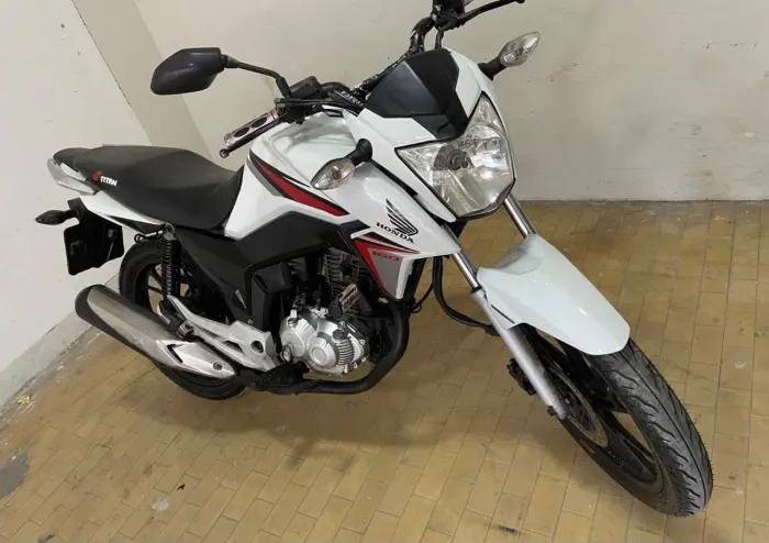 Titan 160 2016 em dias no ponto de transferir 