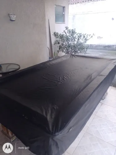 Mesa de sinuca em madeira maciça, com equipamentos e capa. Tamanho 2,20 por 1,20