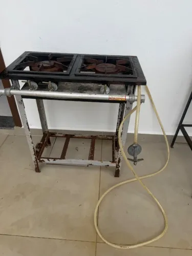 Vendo fogão de 02 bocas marca Metalmaq c/ suporte.