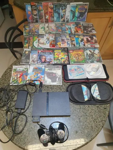Vendo playstation 2 completo +70 jogos por R$ 650 Obs R$ 850 com volante e guitarra!!!