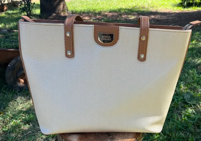 Bolsa Mônica Sanches em perfeitas condições e pouco uso