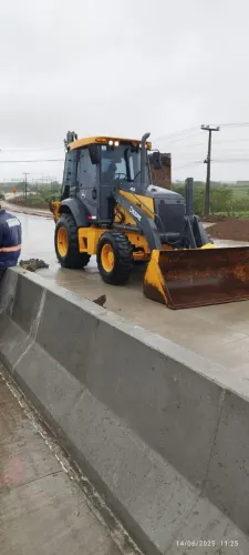 RETROESCAVADEIRA DEERE 310L