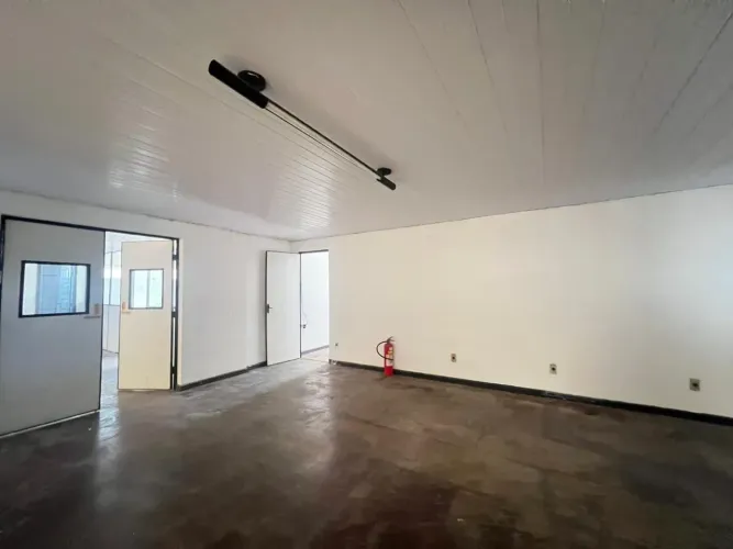 Alugo salas comerciais no 2º piso da loja RR Pneus, na Avenida Jerônimo de Albuquerque, no