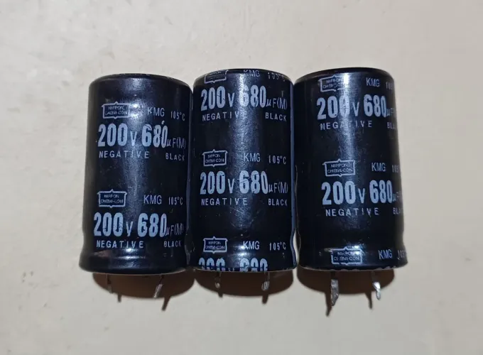 3 capacitores eletrolíticos  Nippon Chemi-Con, série RMG. 