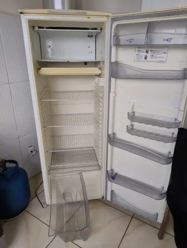 Vende se geladeira funcionando perfeitamente