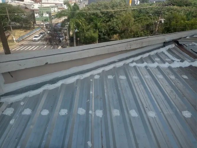 Manutenção e impermeabilização de calhas , rufos e telhado.