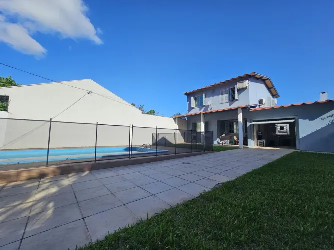 Casa com piscina terreno 10x30 zona sul de Porto Alegre