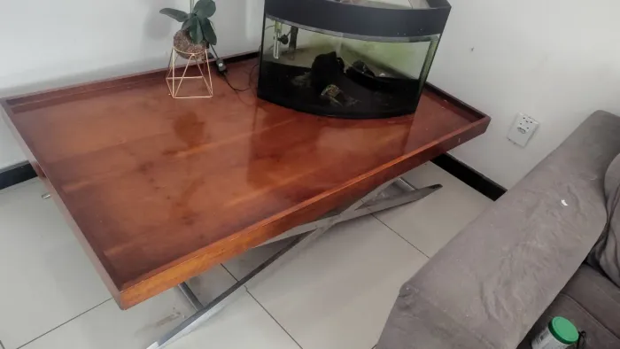 Mesa de centro ou canto com madeira maciça pés de metal/ferro.