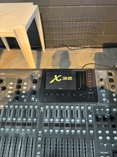 MESA DE SOM DIGITAL BEHRINGER X32 FULL c/ CASE NOVO