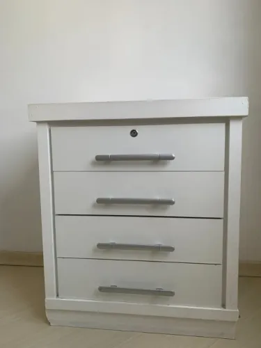 Móvel Branco com 4 gavetas - resistente e ótimo para reforma