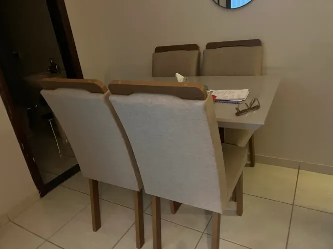 Vendo mesa 4 cadeiras de linho 