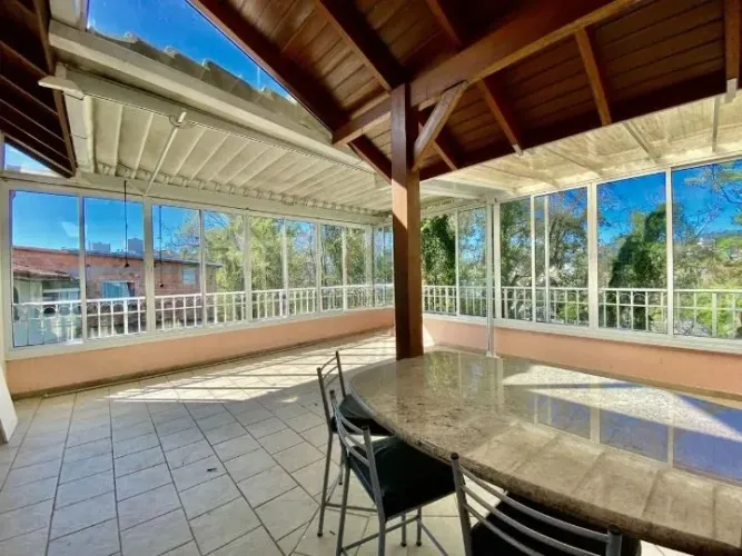 Locação | Casa de 145m², 3 suítes, churrasqueira e 2 vagas de garagem - Na Agronômica