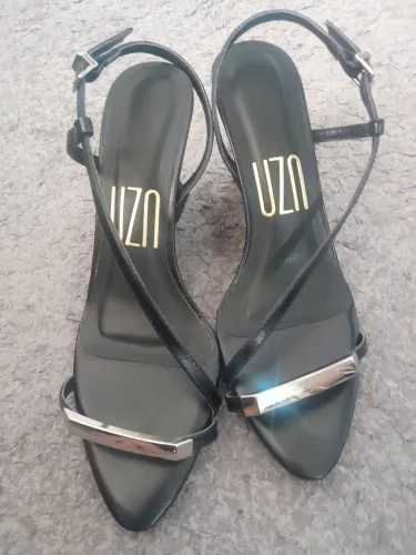 Vendo sandália da UZA,usada apenas uma vez,sem marcas de uso.Motivo da venda ficou pequena