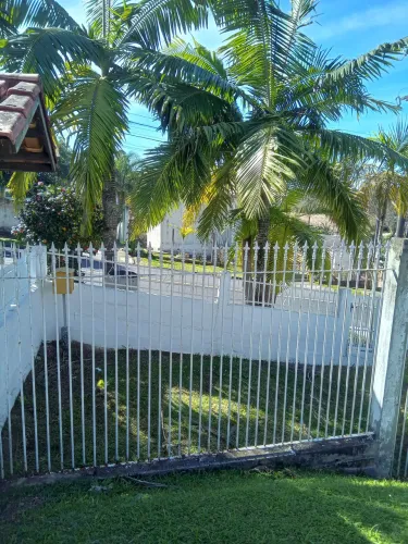 Vende-se grades de ferro medida. 2mt de altura por 4 MT de largura......cada uma 750
