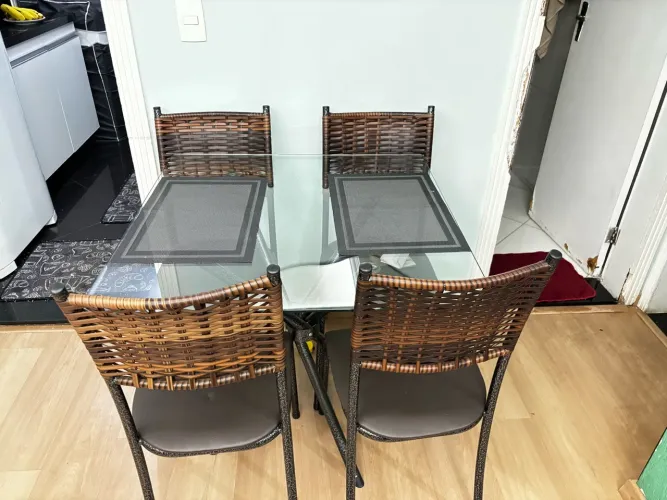 Mesa de jantar para 4 pessoas **