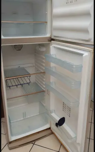 VENDO GELADEIRA PRA SAIR RÁPIDO