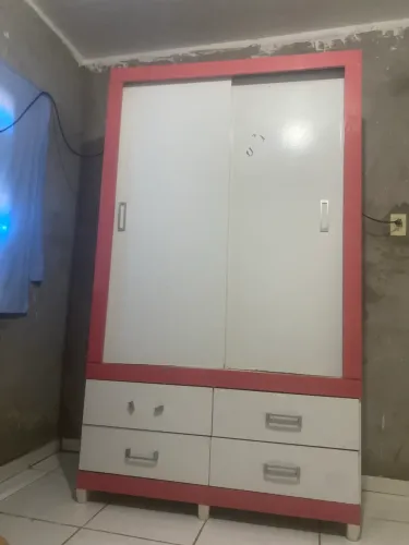 Guarda roupa muito bem conservado pra vender logo 