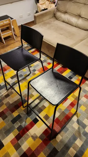 Banquetas altas pretas estilo industrial