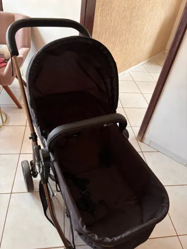 Carrinho de bebê + bebê conforto com base