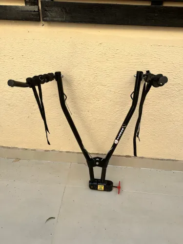 suporte de bicicleta engate de reboque, projetado para até três bicicletas.