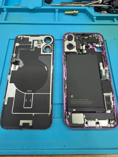 Carcaça iPhone 16 Plus com periféricos.