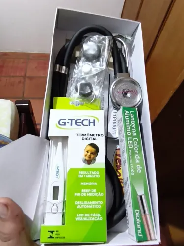 Kit estetoscopio, lanterna de triagem e medidor de temperatura