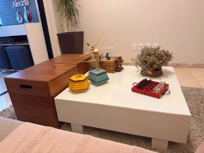Mesa de centro branca laqueada com vidro 