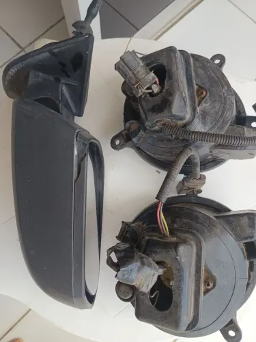 Dois faróis de milha e um retrovisor elétrico lado esquerdo da Saveiro Cross 2012  R$500,0