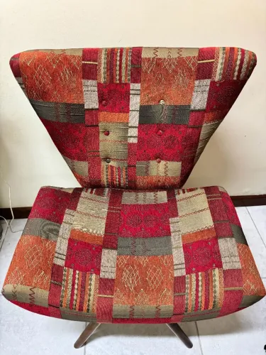 POLTRONA DECORATIVA EM TECIDO COM PES EM MADEIRA