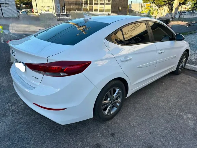 Hyundai Elantra 2.0 16V Flex Aut. 2017