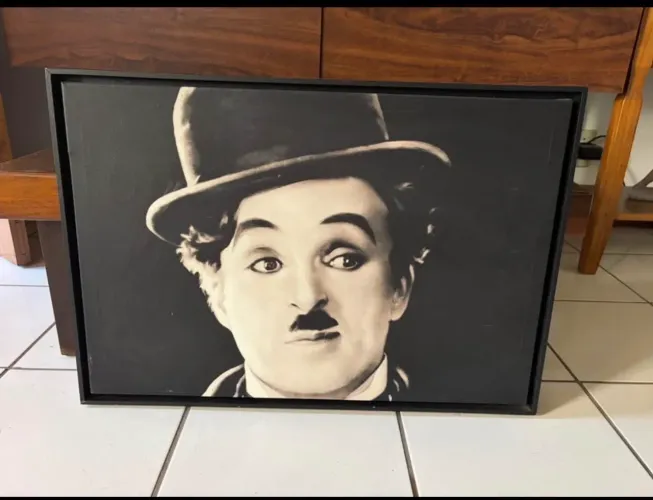 Quadro de qualidade, com moldura de madeira, TAM: 50x70cm. Está na Trindade