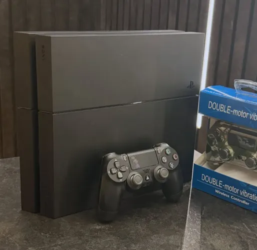 PS4 com 2 controles e 1 TB de armazenamento