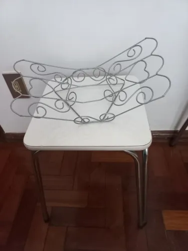 Porta livro em metal prateado 