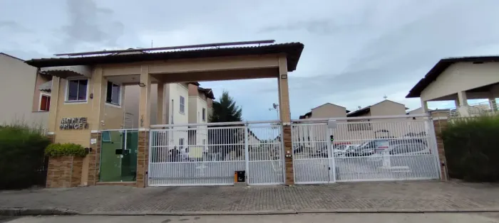 Casa de condomínio com 59m², 2 qts, 2 wcs, 2 vgs, lazer completo