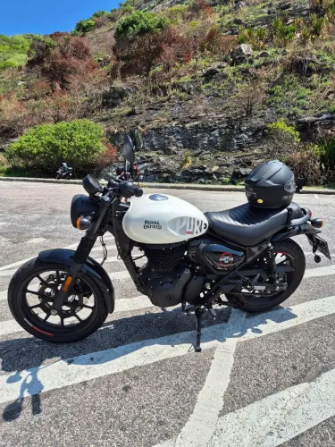 Hunter 350 da Royal Enfield na cor branca