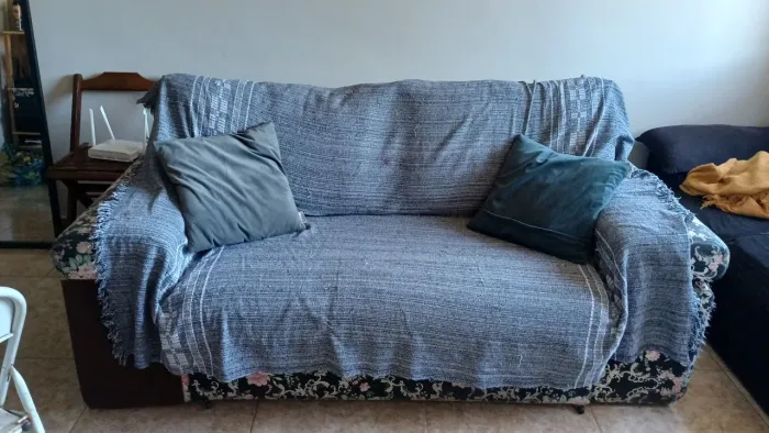 VENDO SOFÁ CAMA+ MANTA+ 2 ALMOFADAS POR R$ 200