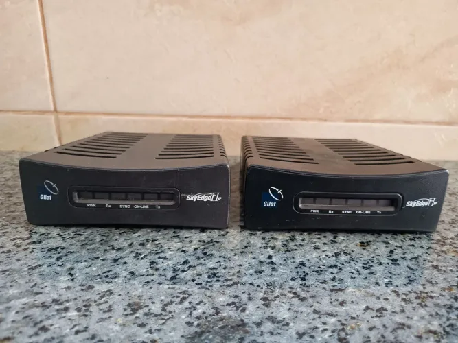 Vendo dois Modens Via Satélite Gilat Skyedge II, funcionando, sem as fontes. Leia.