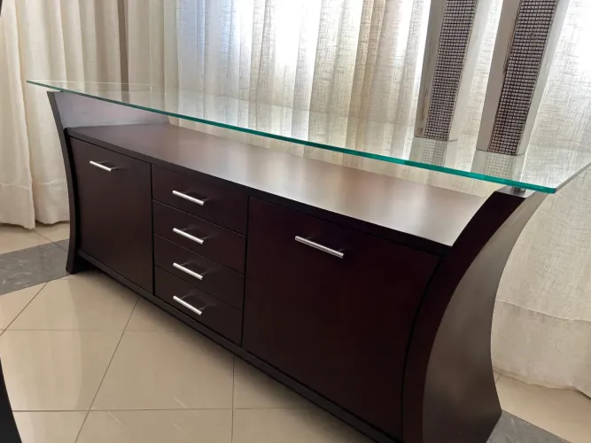 Aparador para sala de jantar em madeira com tampo de vidro