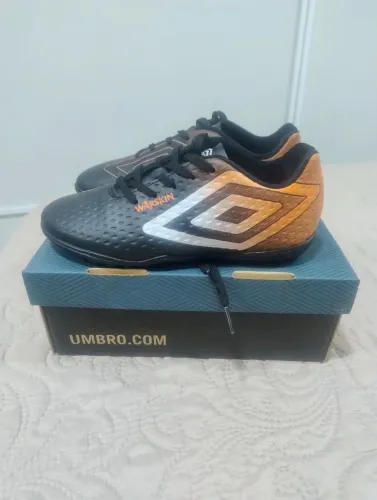 Chuteira society Umbro