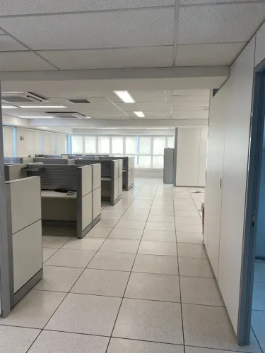 Salas comerciais com 25 estações de trabalho para locação, Edifício de Alto Padrão na Sava